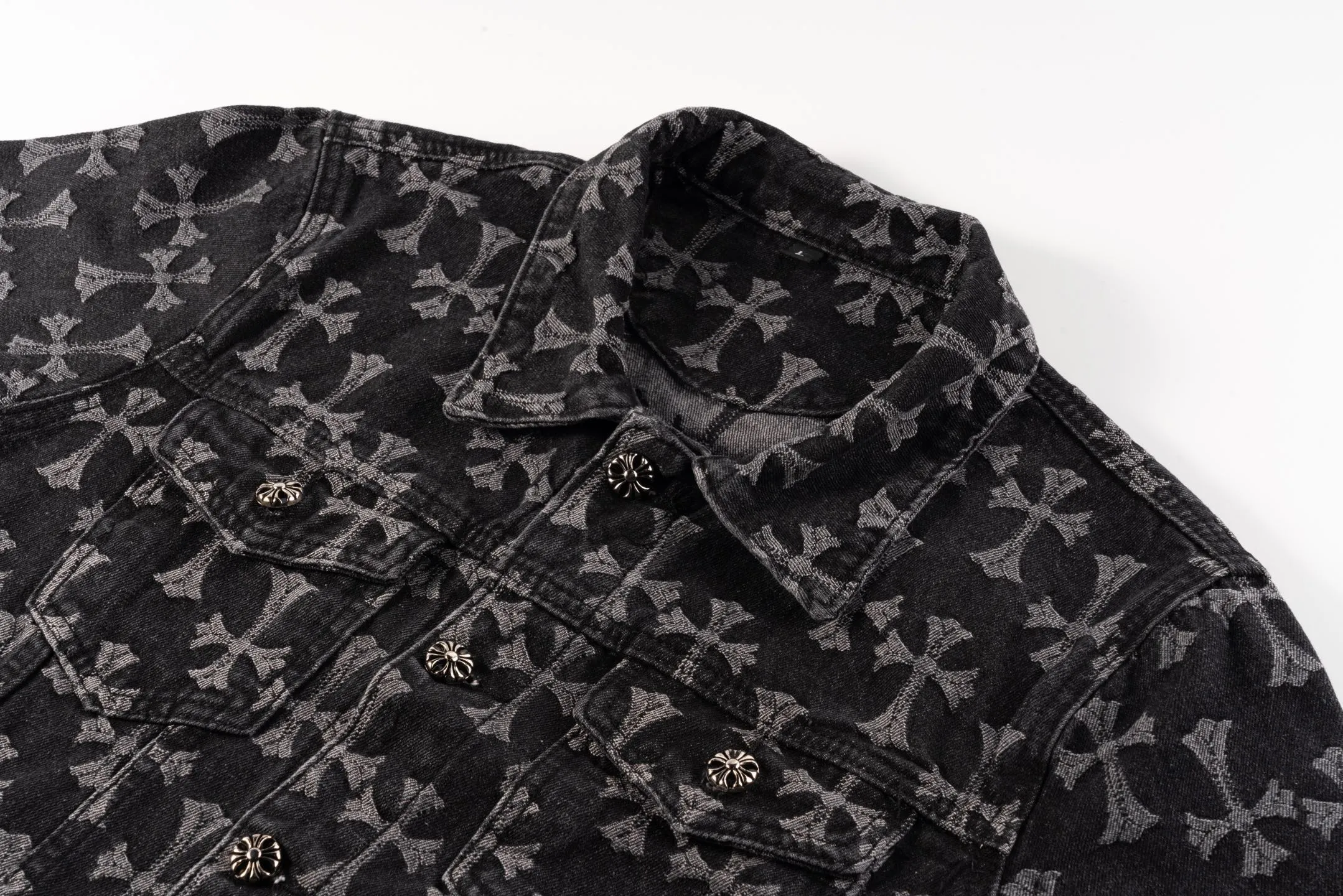 P240 Chrome Hearts double-sided heavy-duty denim jacket with LOGO jacquard and dark pattern printed all over. The same style as the Internet celebrity star. The cross-printed denim jacket has a unique cross design element and all-over printing, which is full of design. It is made of 100% denim cotton fabric with heavy coarse yarn count, which ensures a stiff and tough silhouette while being soft, comfortable and breathable. The lapel is designed with silver buttons and is full of texture. The classic white cross logo is all over the dress, making it a perfect versatile style for spring and summer! Customized jacquard fabric, you can wear it in various styles. This gender-neutral shirt is a must-have for nightclubs. It can be worn as a jacket for both men and women. It can be easily worn by both men and women! The original loose version is made of high-quality pure cotton fabrics. The fabric pattern is high-definition and delicate without burrs. It is comfortable and breathable to wear. All the buttons are molded and customized. It is casual and fashionable and can be matched with any bottoms. It can be windproof and sunproof in spring and summer. It can be worn outside in autumn and winter! Easily concave shape makes you look slimmer and taller, perfect for both men and women! Style number: 1649# Color: Black Size: S M L XL